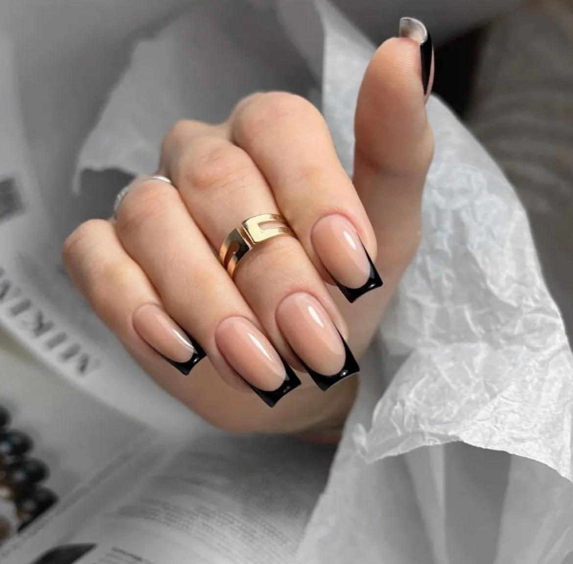 black nails aesthetic