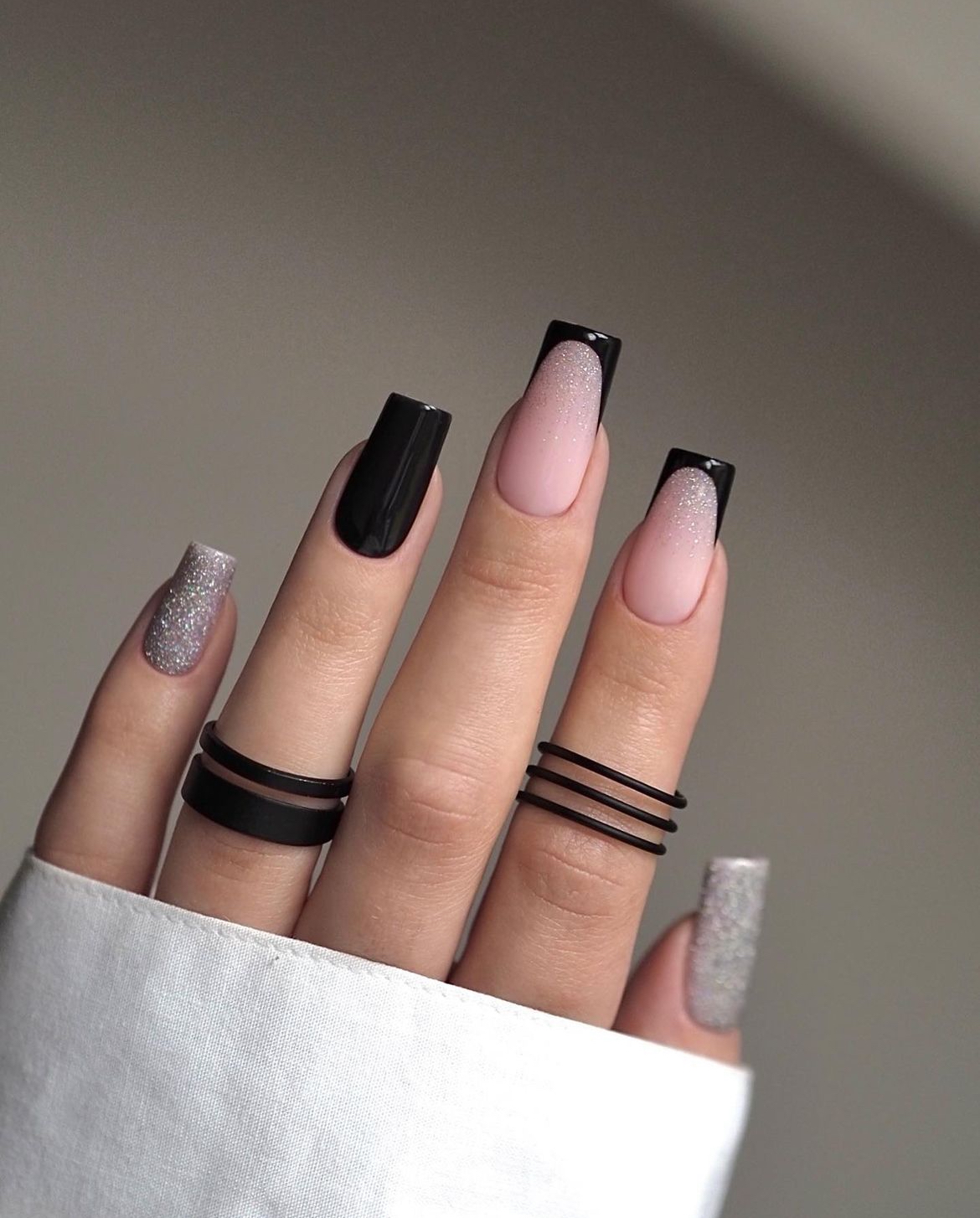 black nails trendy