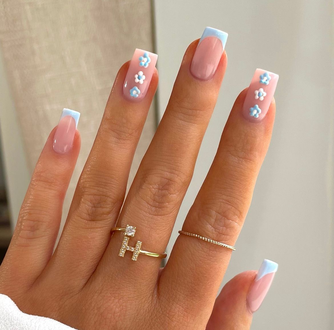 nails daisy design