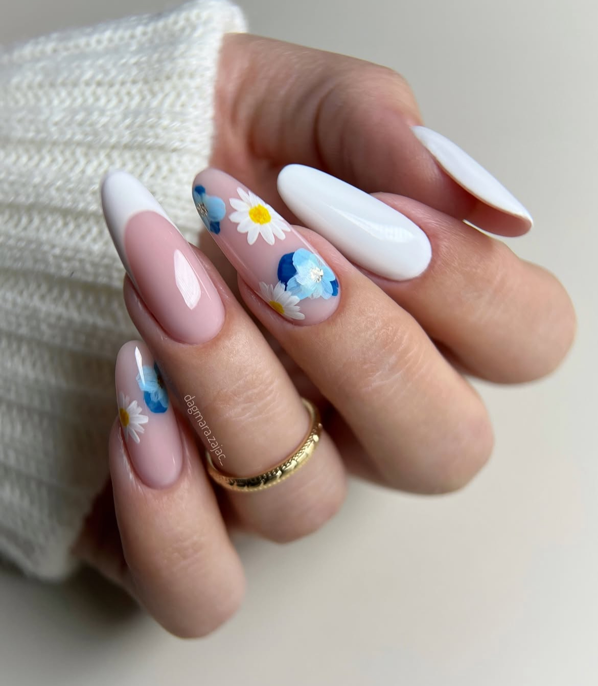 summer nails blue and white