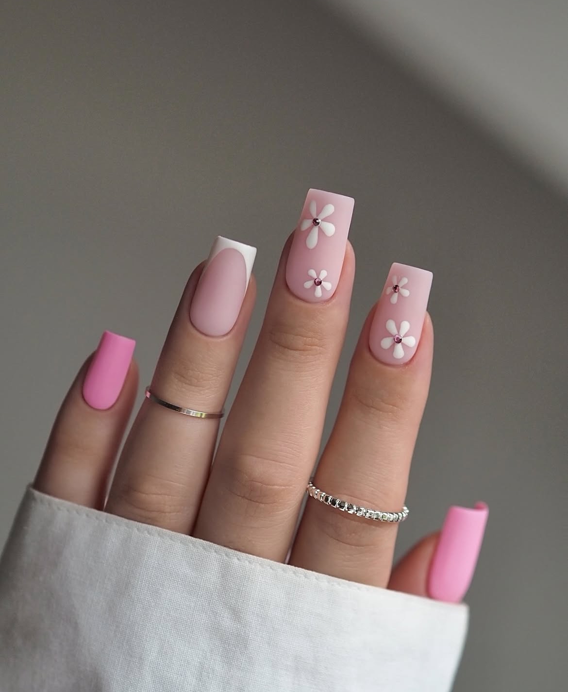 summer nails pink and white