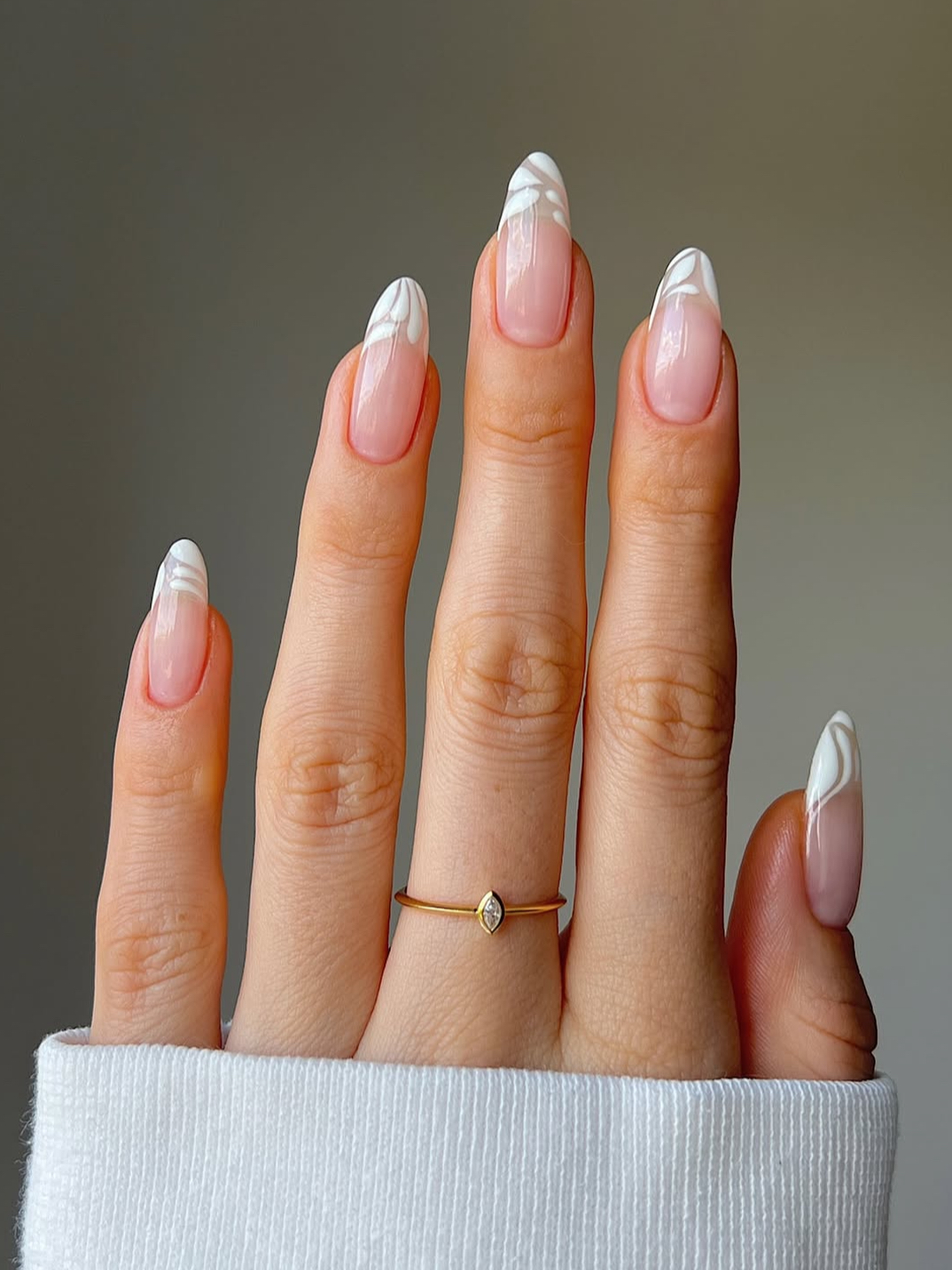 white nails almond